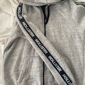 HOLLISTER GREY ZIP UP (M)